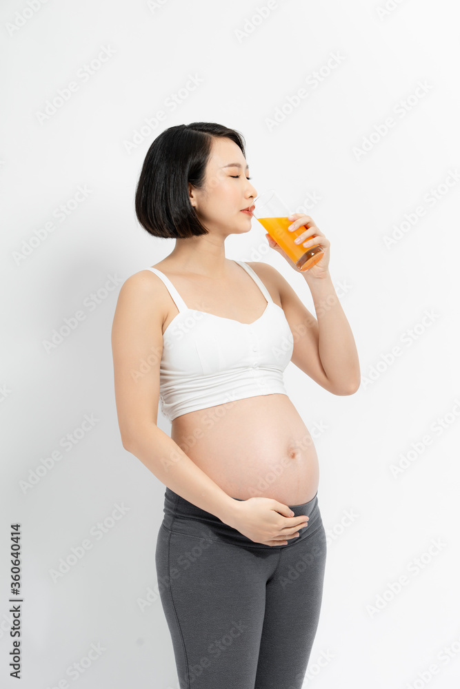 关心未出生的孩子。怀孕，健康的食物和人的概念，快乐的孕妇喝oran