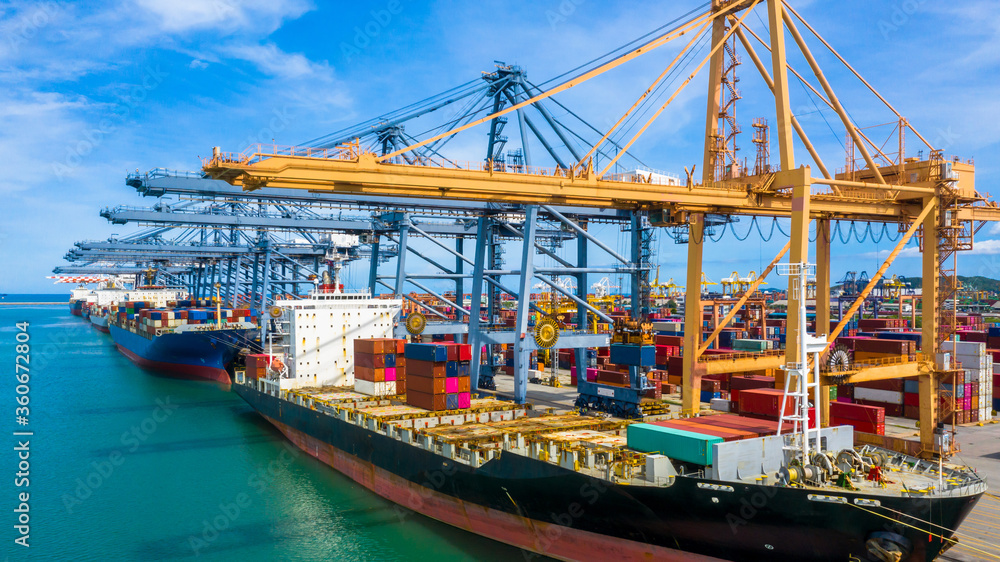 鸟瞰集装箱货船，进出口贸易全球商务贸易物流与运输