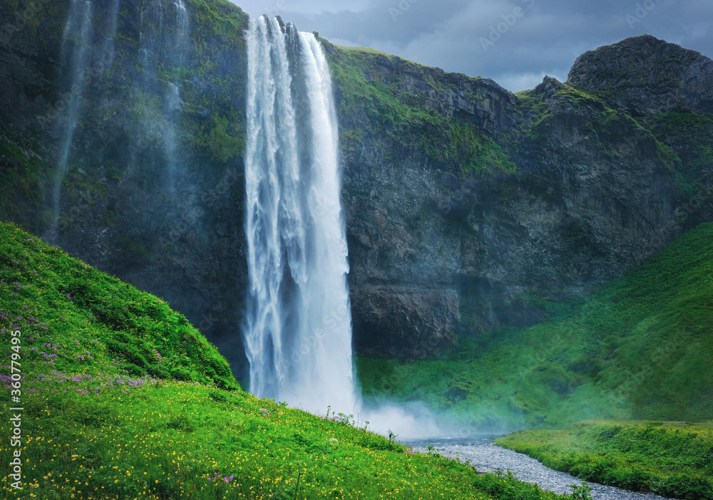 Seljalandsfoss瀑布。有瀑布和河流的夏季景观。Ic著名旅游景点
