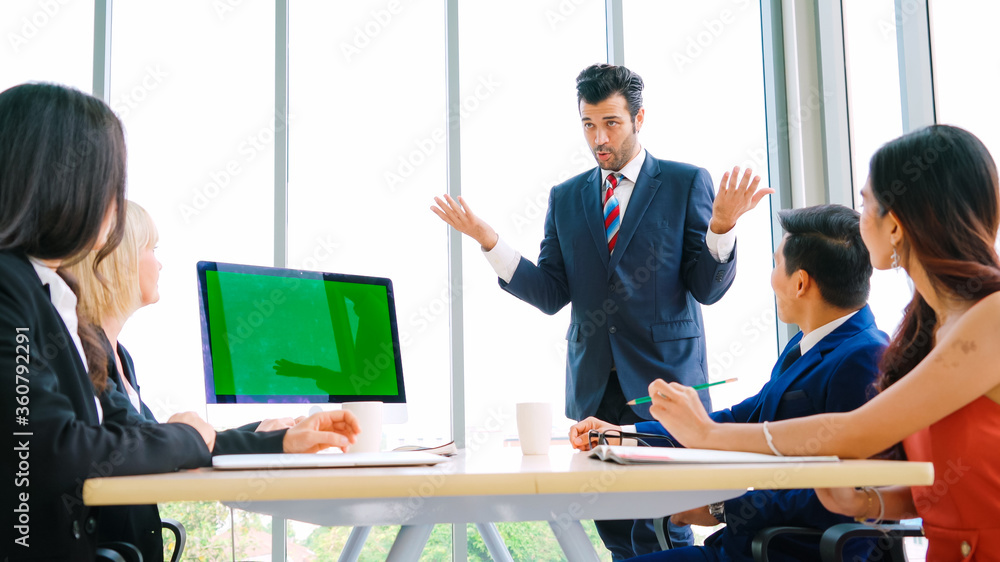 会议室里的商务人员，办公室选项卡上有绿屏色度键电视或电脑