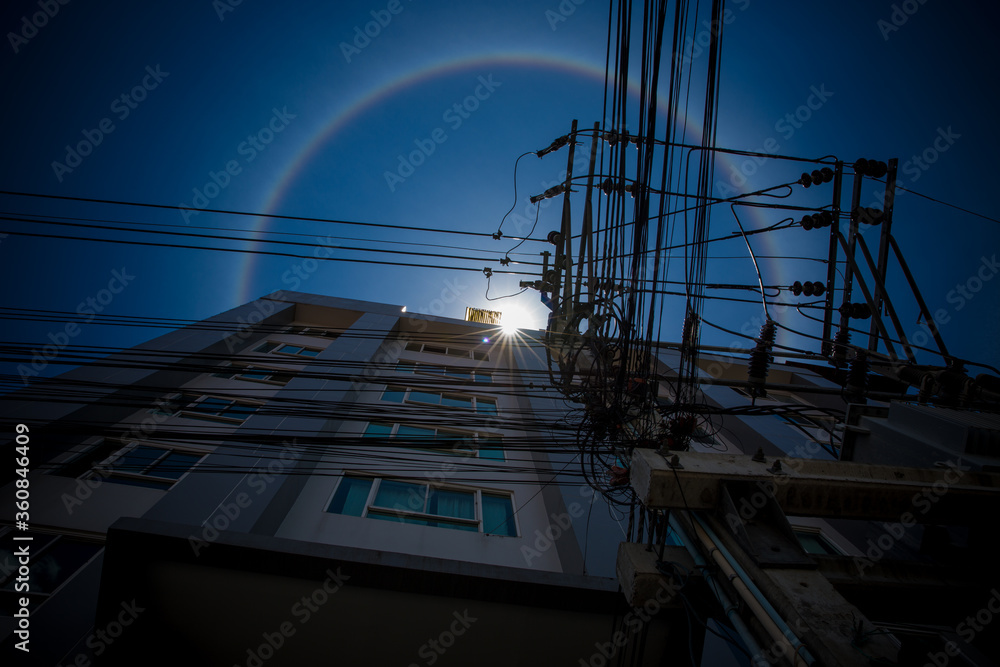 令人惊叹的自然现象。泰国的日晕或高楼上彩虹般的太阳。