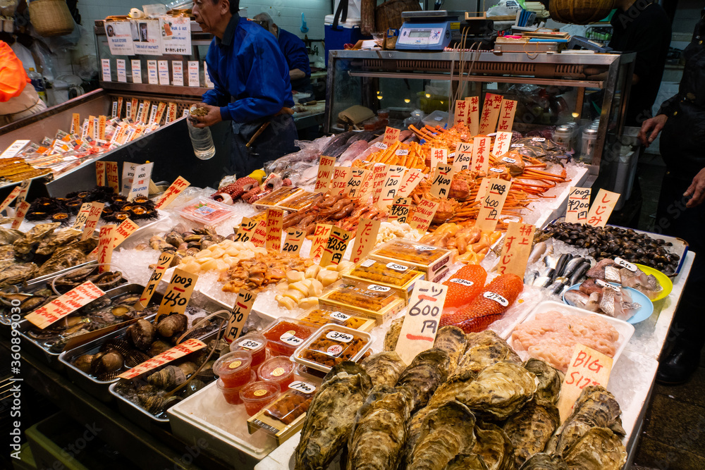 日本京都。五颜六色的市场摊位，有海鲜、牡蛎、蜗牛、蛤蜊、鱼、螃蟹和其他海洋
