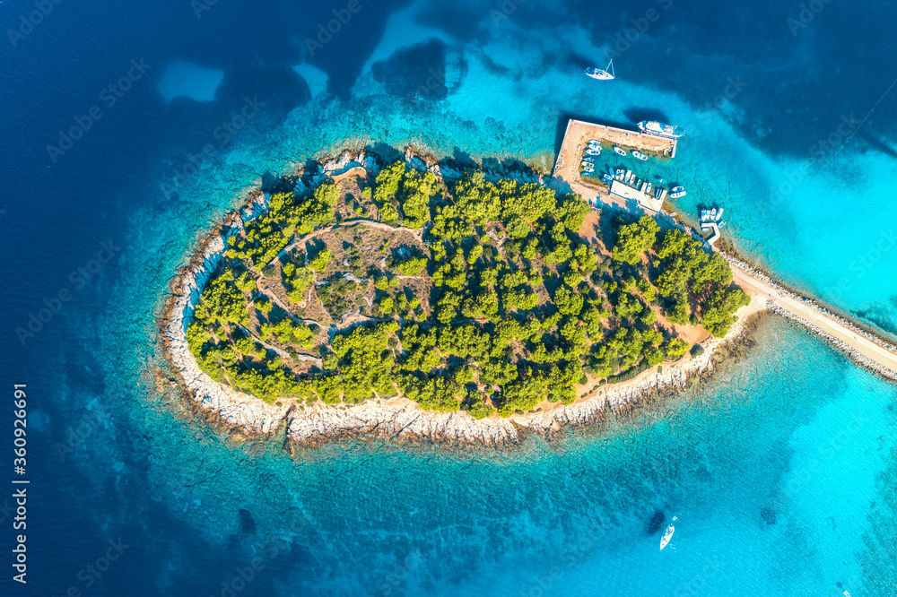 克罗地亚穆尔特夏季阳光明媚的海湾中美丽小岛的鸟瞰图。俯视图
