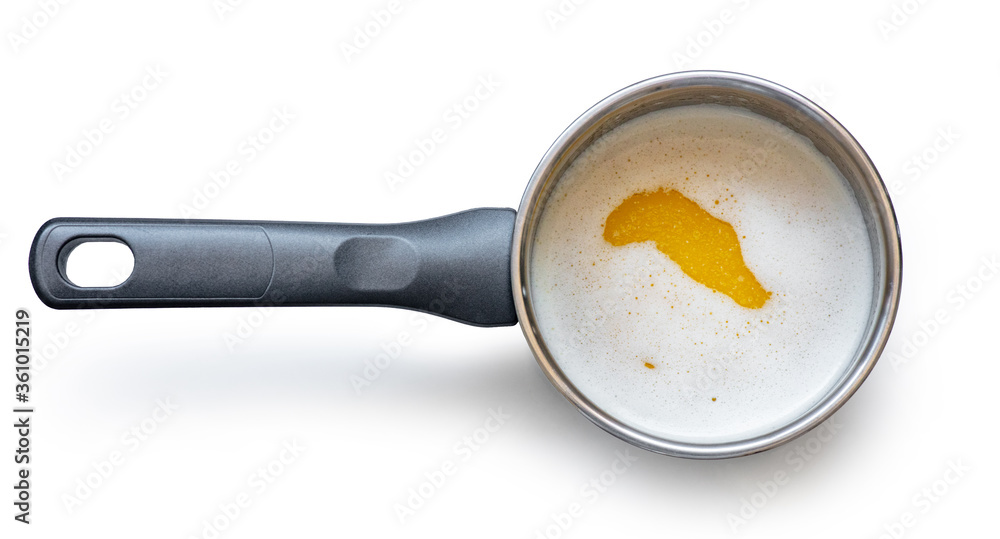 平底锅里融化的黄油