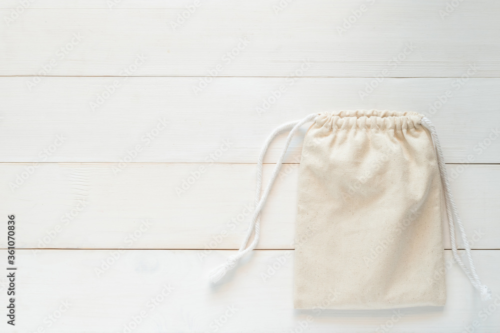 带抽绳的帆布袋，由天然棉布平躺制成的小型环保袋模型