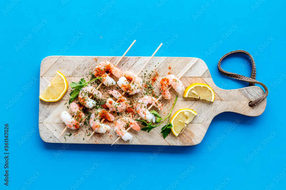 虾串-地中海厨房的开胃菜-蓝色桌面视图