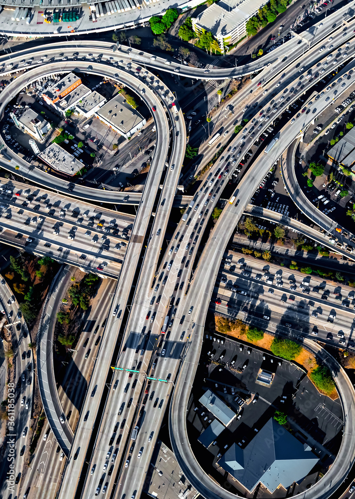 洛杉矶一个大型高速公路交叉口的鸟瞰图