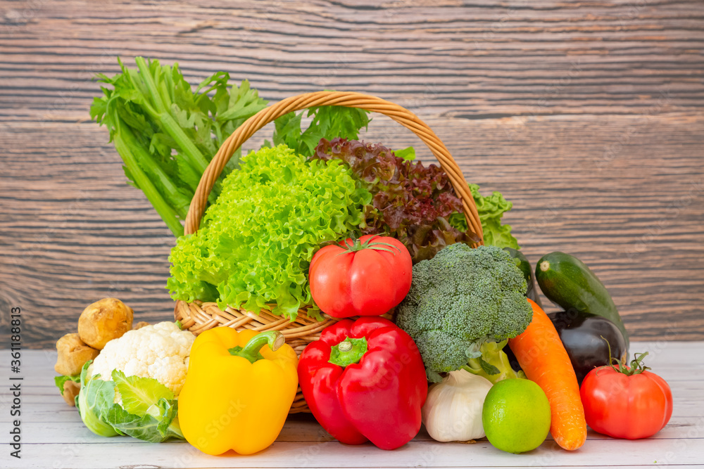 木篮子里的健康什锦新鲜蔬菜，配沙拉、番茄、胡萝卜中的维生素c