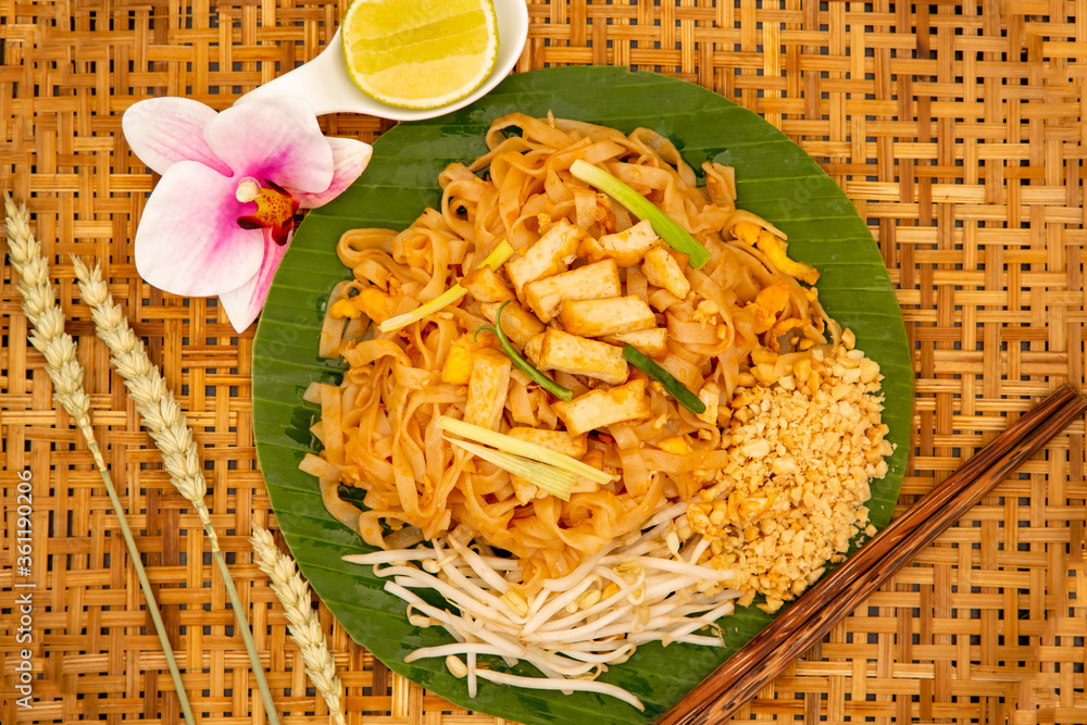 泰式套餐是泰国菜面条和豆腐，里面混合了罗望子酱、豆芽和葱。