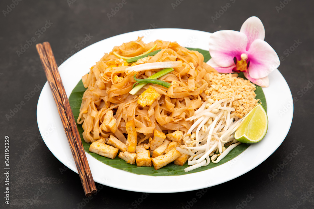Pad Thai是泰国食物面条和豆腐混合罗望子酱、豆芽和葱