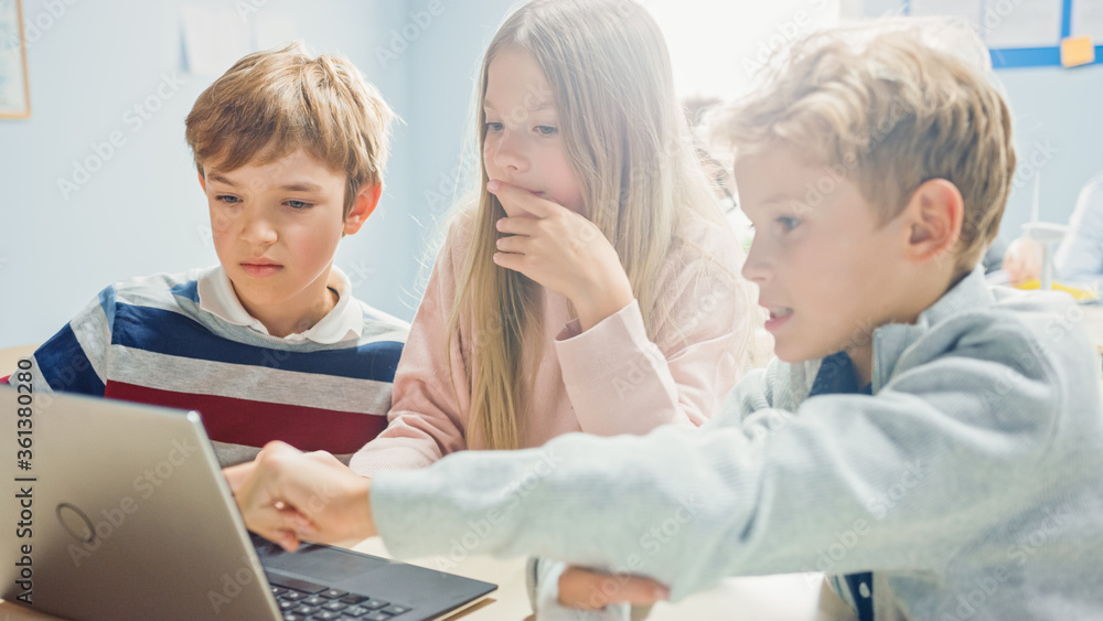 小学课堂：一群才华横溢的孩子用笔记本电脑做软件