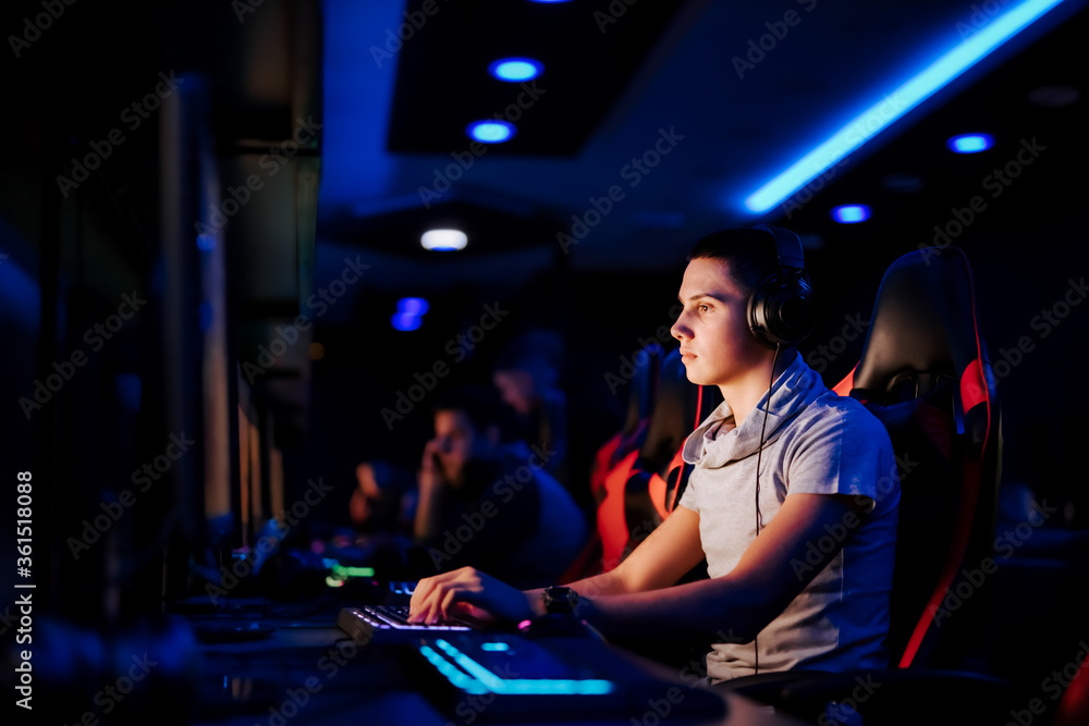 在线游戏概念。一个玩家在网吧玩在线视频游戏的肖像。