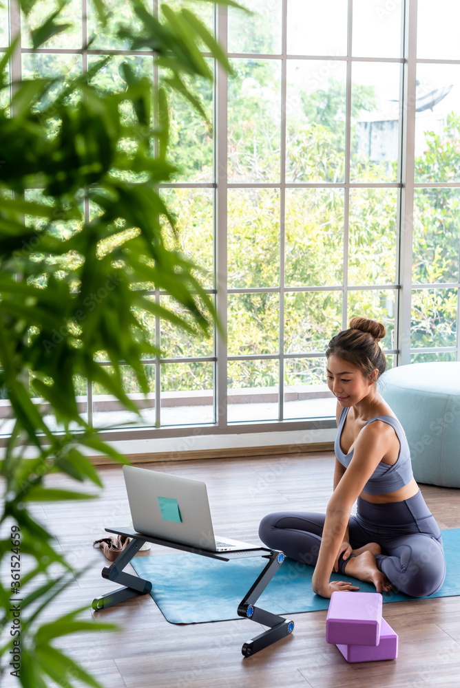 在家里轻松练习瑜伽，在家里自己放松压力，在家瑜伽健身