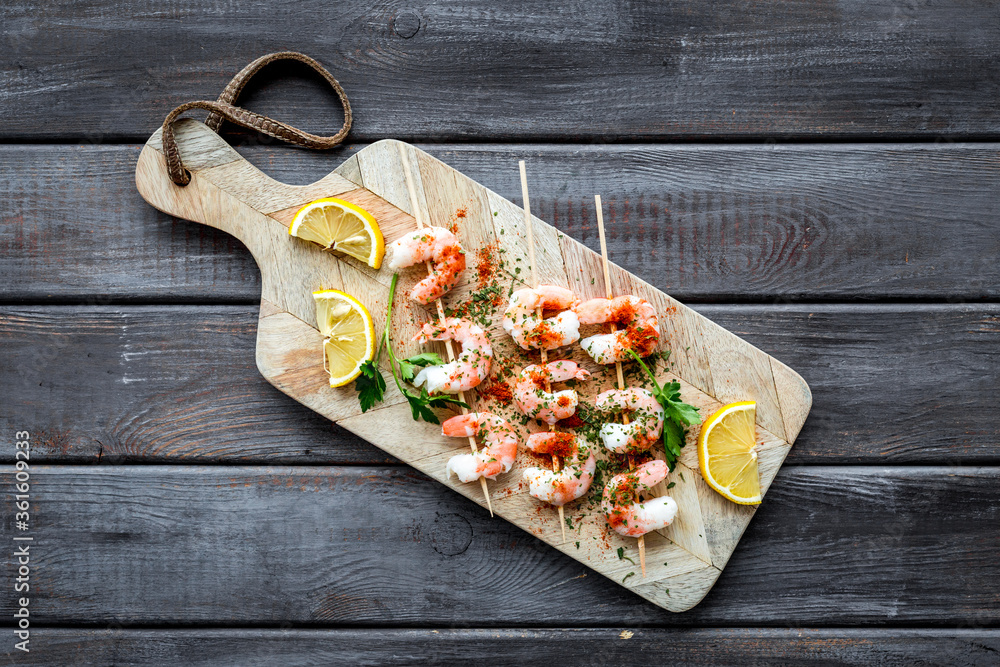 虾串-地中海厨房的开胃菜-木桌俯视图
