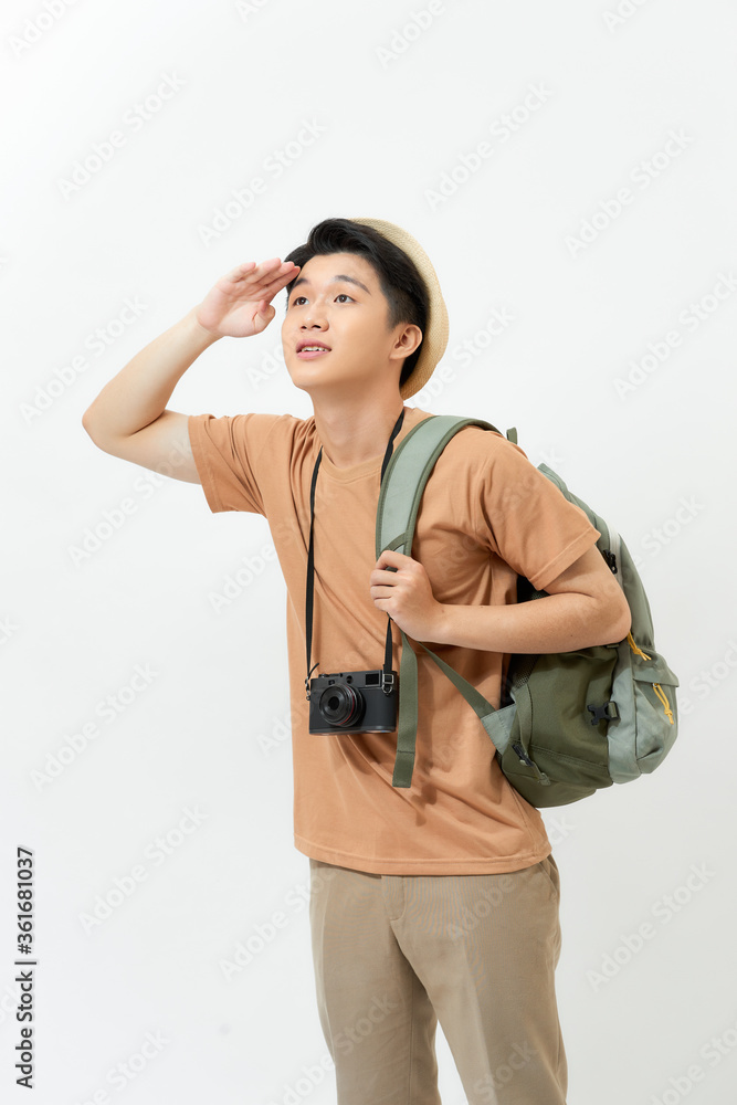 一名亚洲旅游男子将目光移开，手放在额头上，被隔离在白色背景上