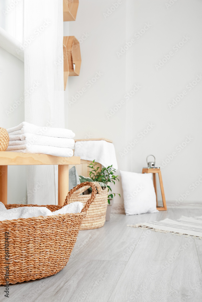 浴室里的带毛巾的长凳和篮子
