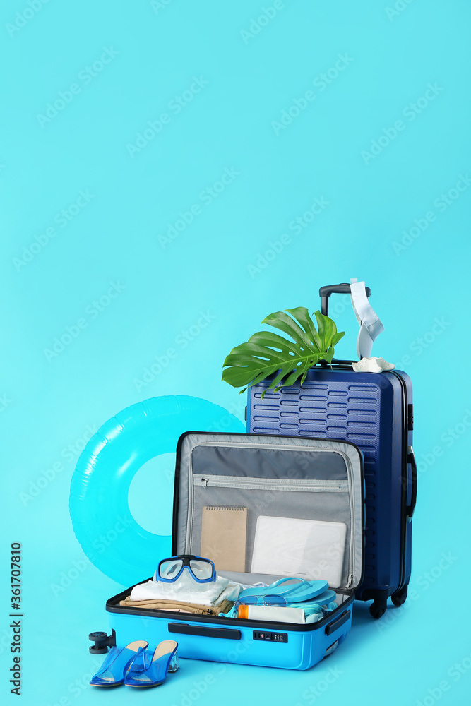 彩色背景的打包行李。旅行概念