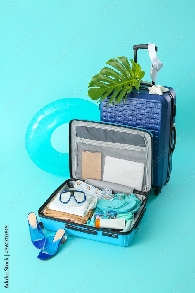 彩色背景的打包行李。旅行理念