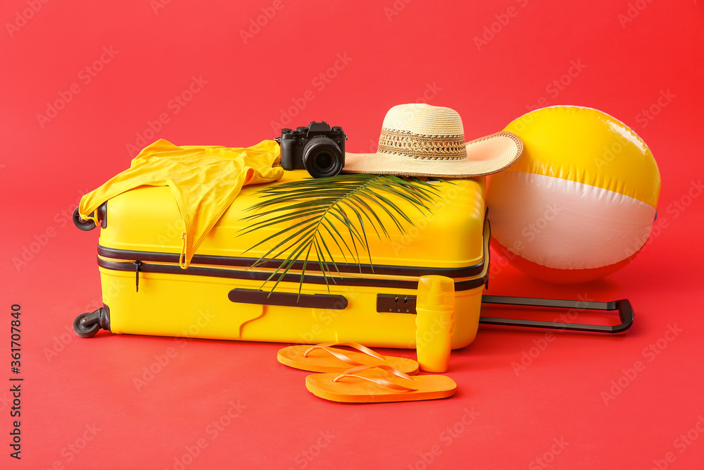 彩色背景的打包行李。旅行理念