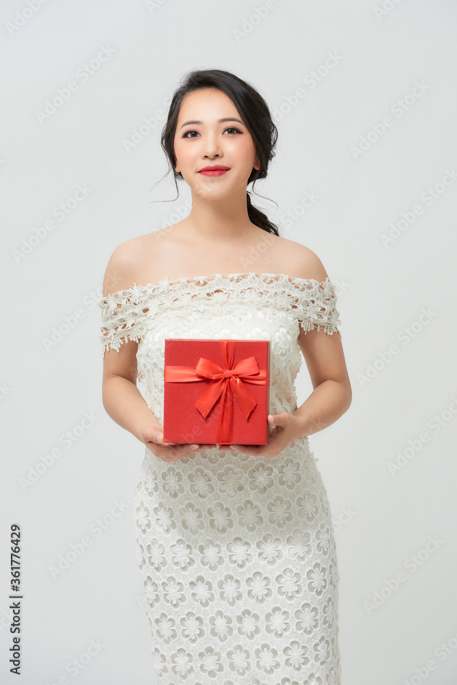 兴奋的亚洲新娘拿着白色隔离礼盒