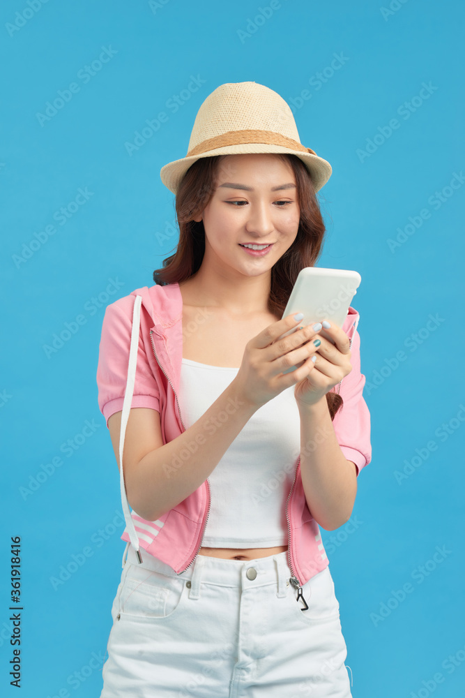 有魅力的女孩，手里拿着智能手机，查看电子邮件，使用5G互联网，输入短信