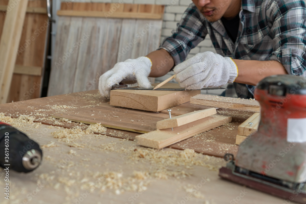 在车间从事木制品生产建筑材料或木制家具的木匠。Th