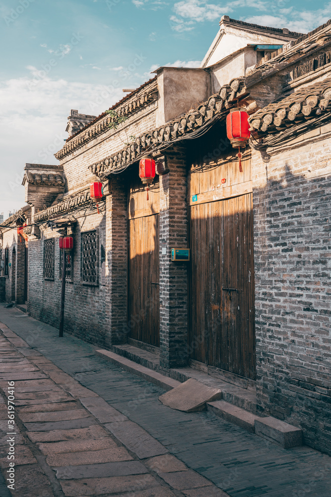 中国江苏一座古镇的街景。