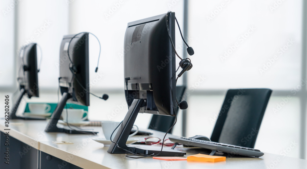 呼叫中心电脑和耳机都在办公室。电话营销，客户支持代理提供服务