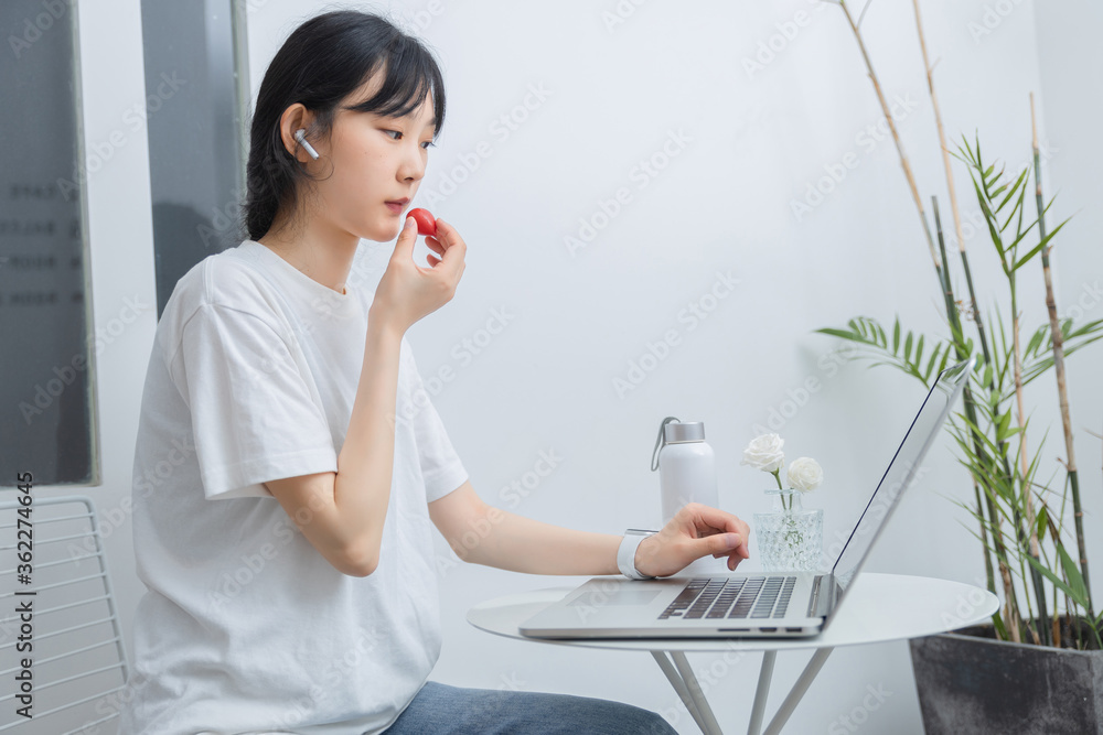 在研究中，一个纯洁的女孩正在使用电脑