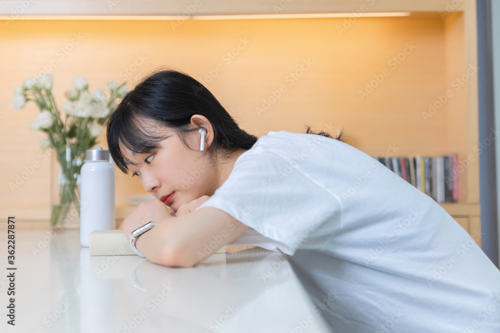 在书房里，一个纯洁的女孩在看书