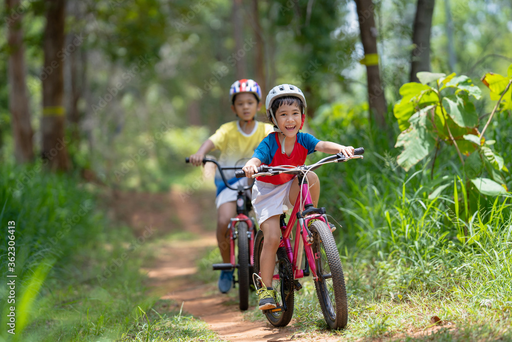 亚洲孩子喜欢山地自行车。