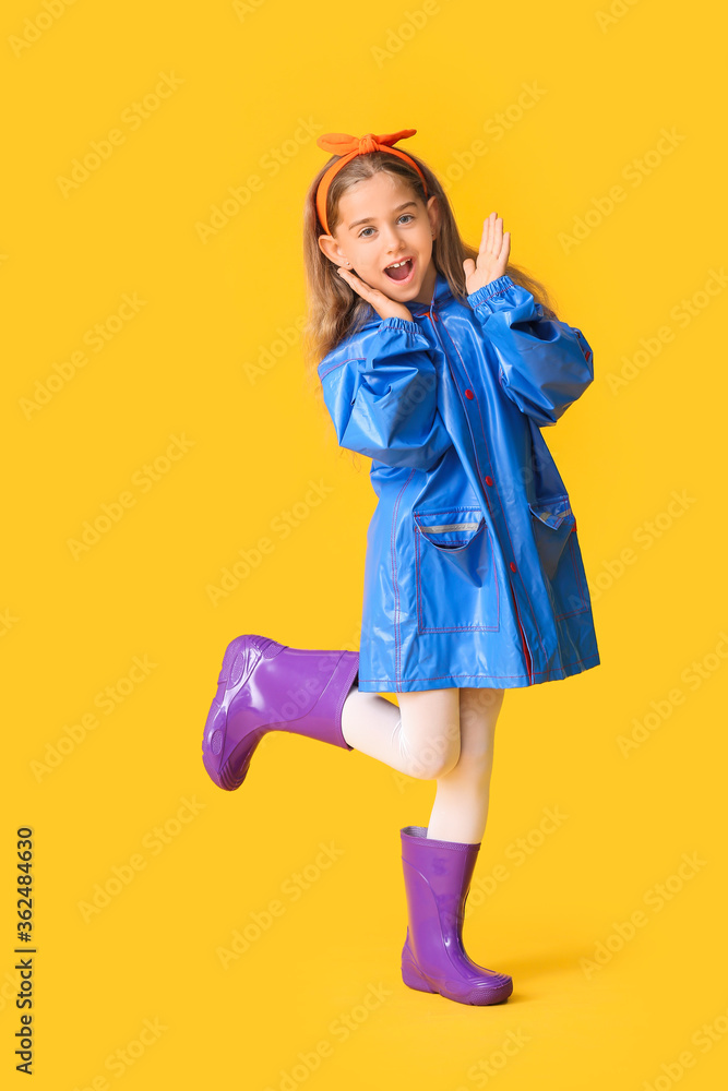 穿着彩色雨衣的可爱小女孩