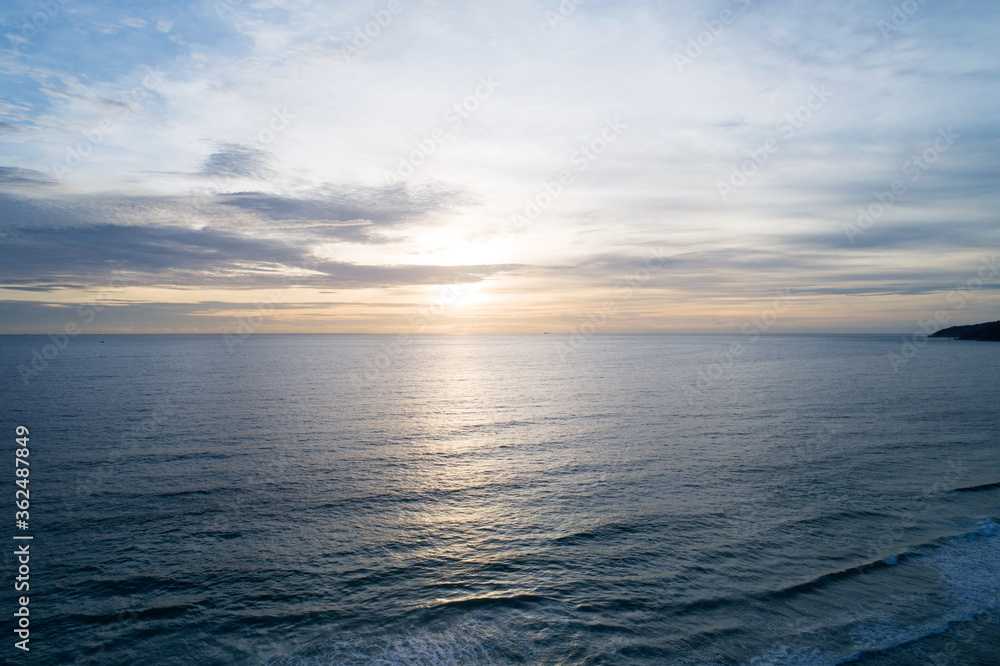 海上日落无人机拍摄的自然美景。