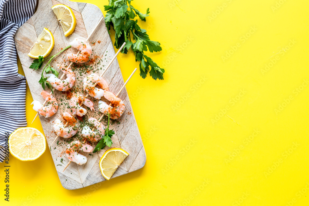 虾串-地中海厨房的开胃菜-在黄色桌面上查看复制空间