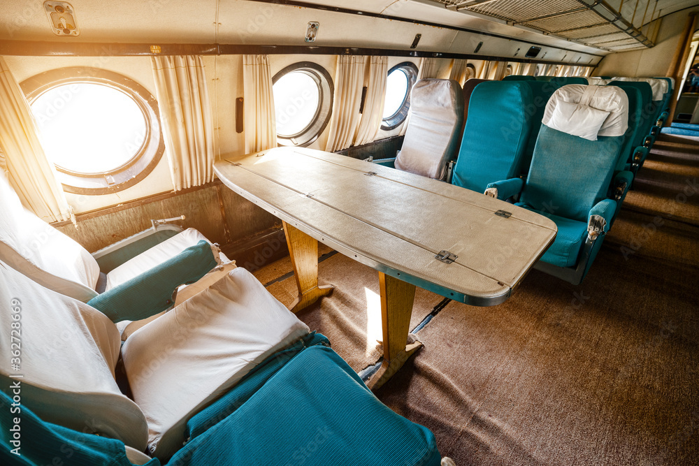 一架旧客机的内部。