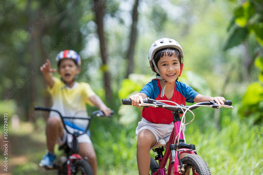 亚洲孩子喜欢山地自行车。