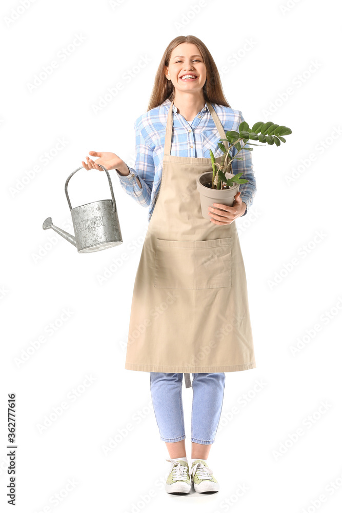 白色背景上带着喷壶和室内植物的年轻女子