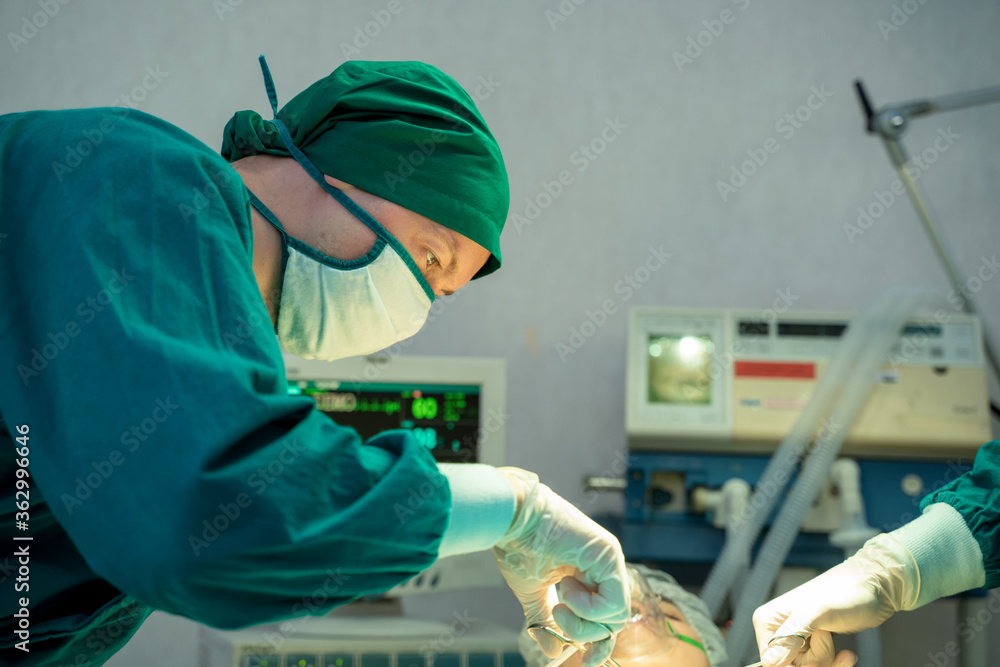 团队外科医生正在手术室为患者做手术。