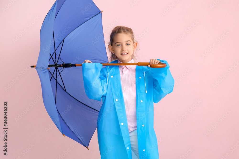 穿着雨衣，背景是雨伞的可爱小女孩