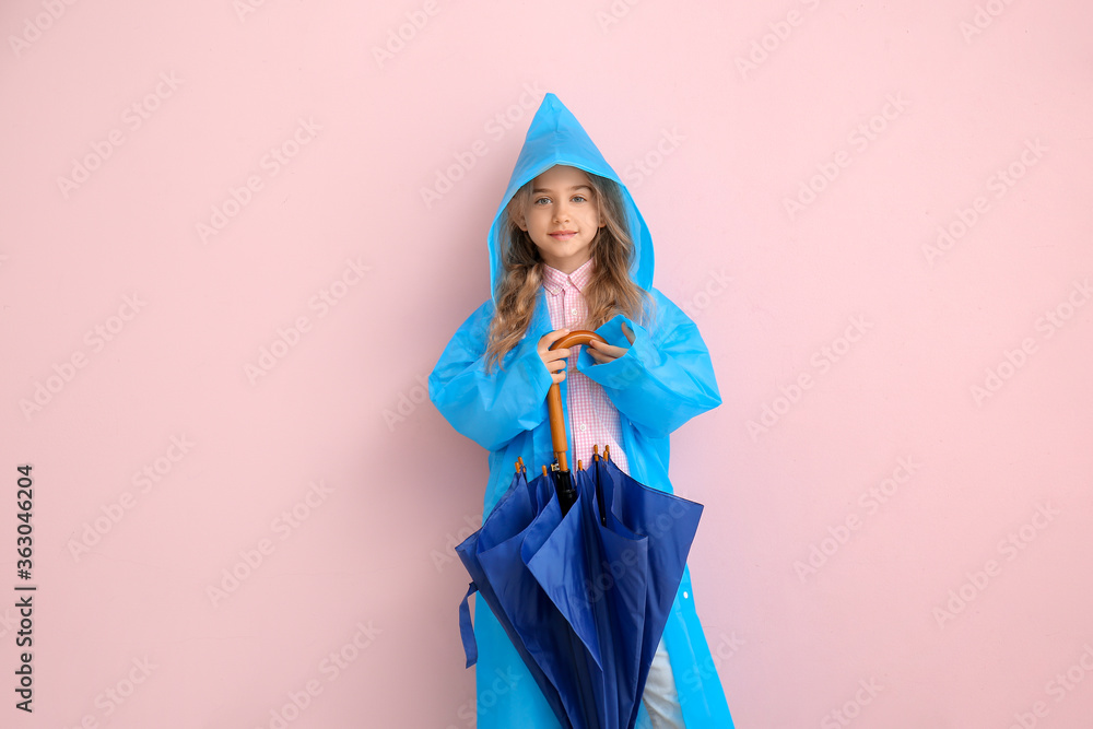 可爱的小女孩，穿着雨衣，背景是雨伞
