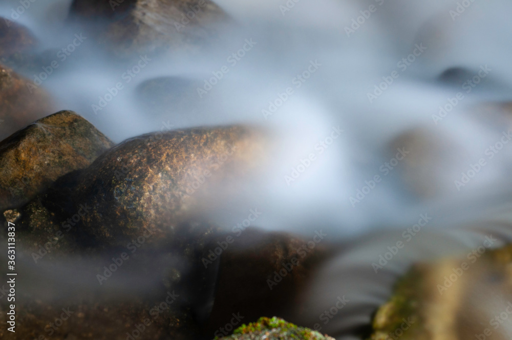 泰国的自然瀑布，有毛茸茸的蒸汽。