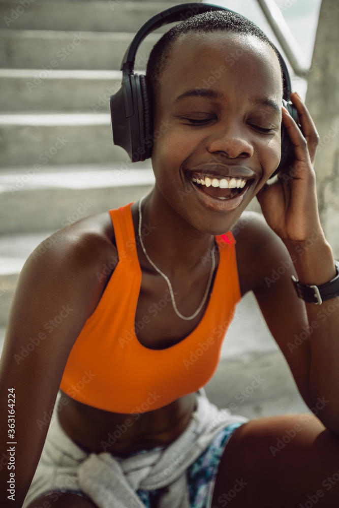 运动型女性训练后听音乐