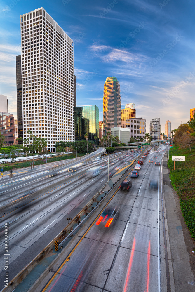 美国加利福尼亚州洛杉矶市中心天际线和高速公路