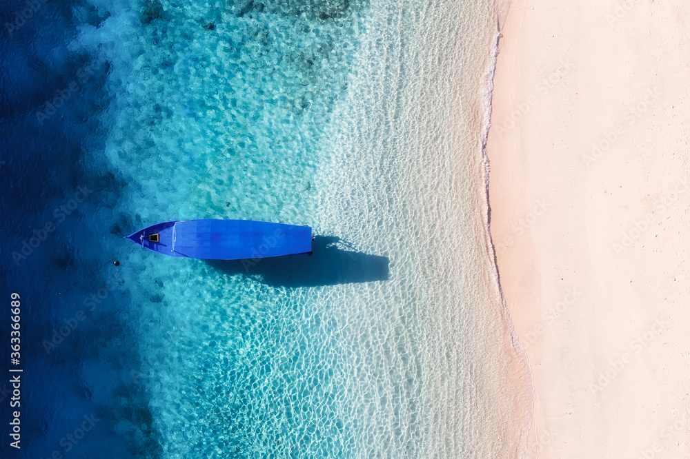 海滩上的船。无人机拍摄的海景。俯视图中的蓝色背景。ai拍摄的夏季海景