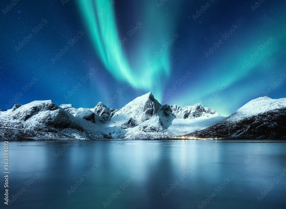 北极光，罗弗敦群岛，挪威。北极光，山脉和水面上的倒影。获胜