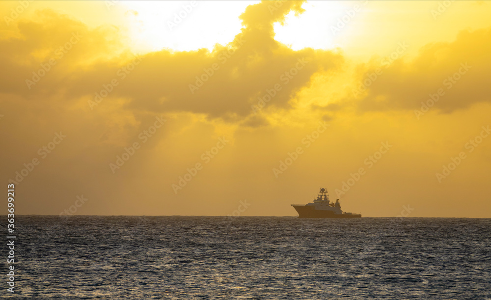 宁静：金色的夜空横跨一艘横跨海洋的豪华游艇