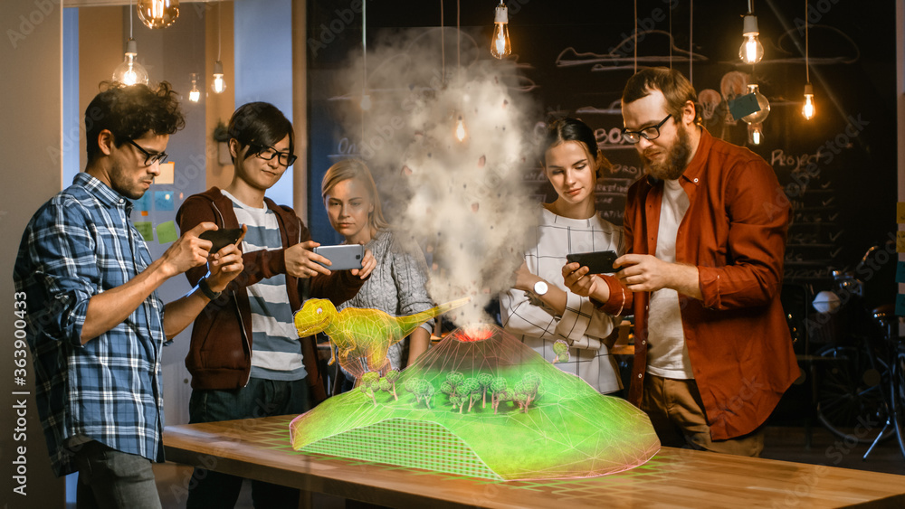 一群年轻的开发人员通过Smartph在增强现实中观察恐龙和火山爆发