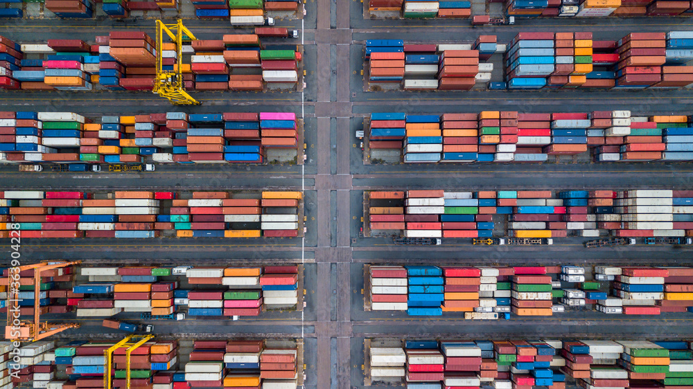 港口集装箱堆放区域鸟瞰图，货运集装箱成排堆放俯视图