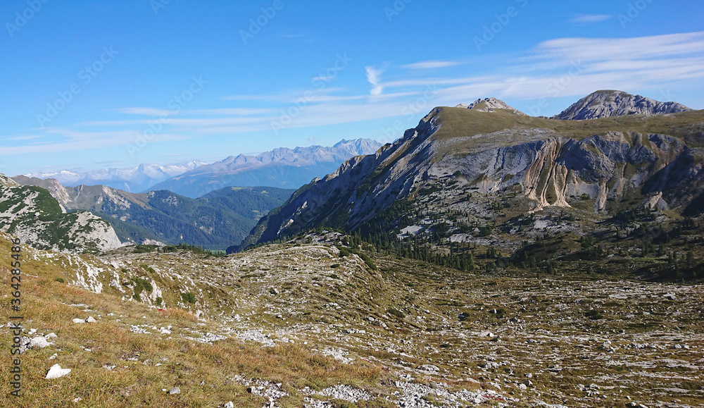 意大利多洛米蒂的夏季景观。岩石、长满草的山谷和后面有平坦山峰的山脉