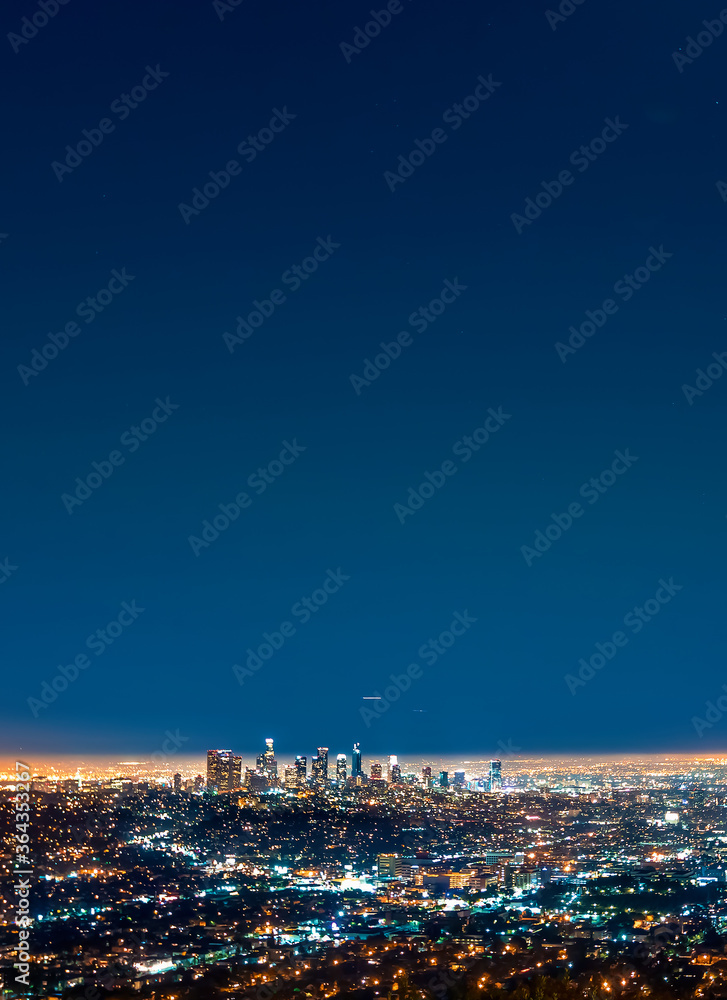 洛杉矶市中心夜间鸟瞰图